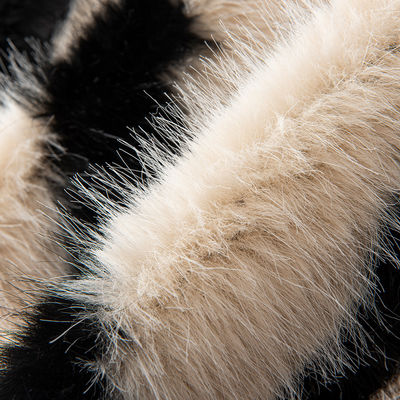 Απολαύστε την άνεση της μεγάλης γούνας 100 Polyester Yarn Count No στα χειμερινά ρούχα